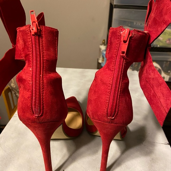 red high heel with bow - Picture 3 of 5